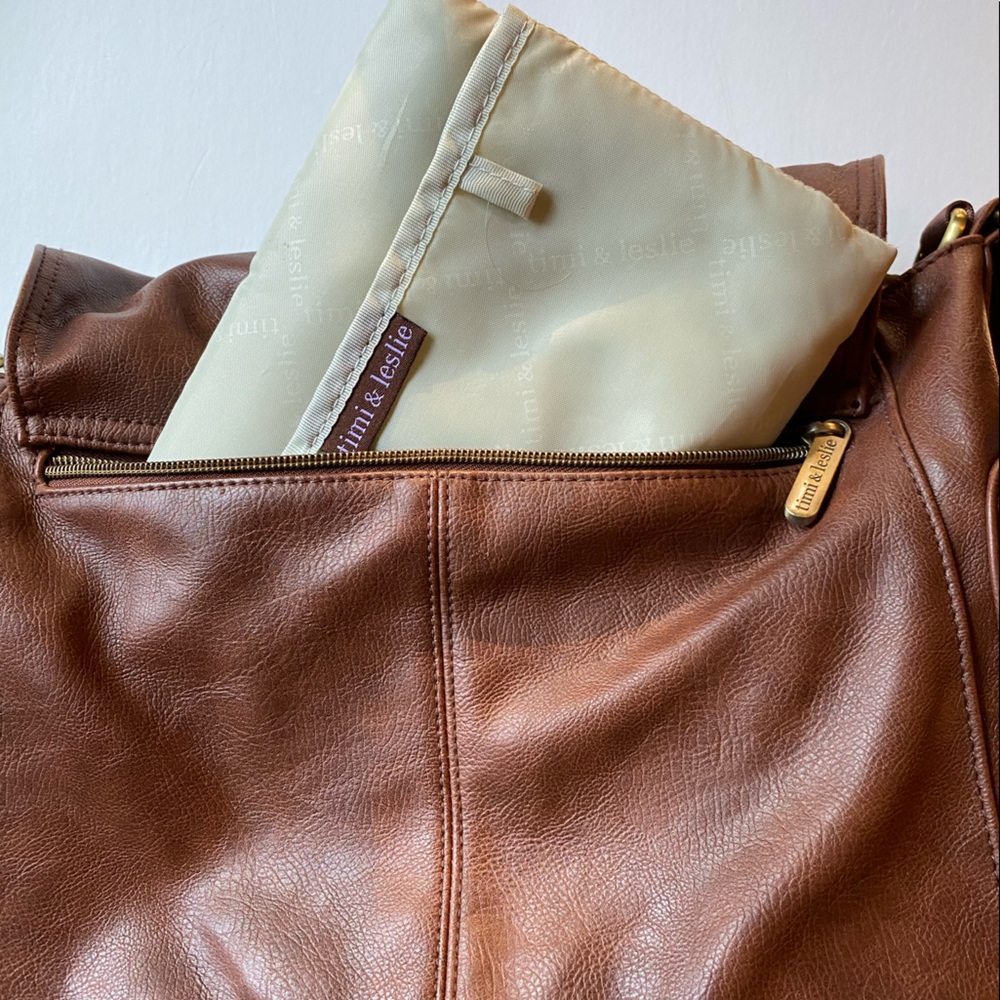 Timi and Leslie Barcelona Metro Messenger Diaper Bag - Picture 3 of 5
